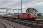 Re 460 106-8 durchfährt den Bahnhof Rupperswil.