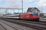 Re 460 053-2 durchfährt den Bahnhof Rupperswil.