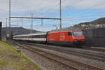 Re 460 012-8 durchfährt den Bahnhof Gelterkinden.