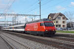 Re 460 017-7 durchfährt den Bahnhof Rupperswil.