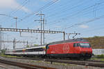 Re 460 012-8 durchfährt den Bahnhof Pratteln.