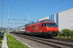 Re 460 030-0 fährt Richtung Bahnhof Itingen.