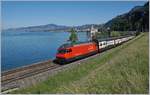 Die SBB Re 460 060-7  Val-de-Travers  (UIC 91 85 4 460 060-7 CH-SBB) ist mit dem IR 1715 bestehend aus einer IC 2000 Garnitur vor dem Hintergrund des Château de Chillon auf dem Weg nach Brig.