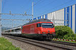 Re 460 105-0 fährt Richtung Bahnhof Itingen.