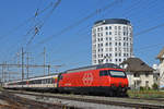 Re 460 009-4 durchfährt den Bahnhof Pratteln.