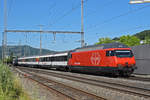 Re 460 082-1 durchfährt den Bahnhof Gelterkinden.