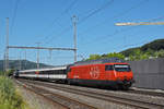 Re 460 083-9 durchfährt den Bahnhof Gelterkinden.