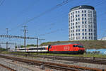 Re 460 057-3 durchfährt den Bahnhof Pratteln.