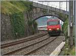 Auf dem Weg nach Genève Aéroport fährt diese SBB Re 460 mit ihrem IR90 1710 in Cully unter der schönen Steinbogenbrücke durch.