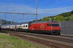 Re 460 094-6 durchfährt den Bahnhof Gelterkinden.