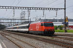 Re 460 045-8 durchfährt den Bahnhof Rupperswil.