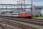 Re 460 027-6 durchfährt den Bahnhof Rupperswil.