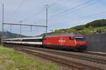 Re 460 056-5 durchfährt den Bahnhof Gelterkinden.