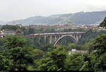 Zwei Re 460 befahren mit einer langen IC-Garnitur das Lorraineviadukt in Bern (CH).
Aufgenommen vom Parc Café Innere Enge.

🧰 SBB
🚝 IC 978 (IC 61) Interlaken Ost (CH)–Basel SBB (CH)
🕓 3.8.2020 | 17:07 Uhr