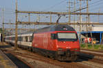 Re 460 100-1 durchfährt den Bahnhof Rupperswil.