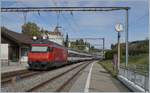 Am Schluss des langen IC1 ist eine weitere Re 460 eingereiht, so dass ich in Oron noch zu einem Schönewetterbild mit Bahnhof und Schloss kam.