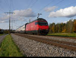 SBB- IC unterwegs bei Uttigen in Richtung Thun an der Spitze die 460 104-3 am 24.10.2020