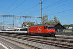 Re 460 012-8 durchfährt den Bahnhof Rupperswil.