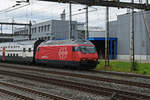 Re 460 022-7 durchfährt den Bahnhof Rupperswil.