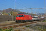 Re 460 060-7 durchfährt den Bahnhof Gelterkinden.