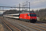 Re 460 011-0 durchfährt den Bahnhof Möhlin.