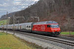 Re 460 092-0 fährt Richtung Bahnhof Tecknau.