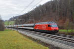 Re 460 055-7 fährt Richtung Bahnhof Tecknau.