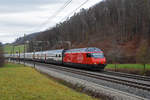 Re 460 092-0 fährt Richtung Bahnhof Tecknau.