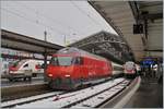 Die SBB Re 460 096 (UIC Re 460 9185 4 460 096-1 CH-SBB) wartetet mit ihrem aus EW IV formierten IC 1 723 in Lausanne auf die Abfahrt nach St.Gallen.