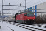 Re 460 072-2 fährt Richtung Bahnhof Itingen.