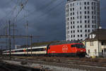 Re 460 027-6 durchfährt den Bahnhof Pratteln.