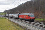 Re 460 115-9 fährt Richtung Bahnhof Tecknau.