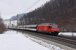 Re 460 037-5 fährt Richtung Bahnhof Tecknau.