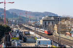 Eine Re 460 verlässt am 28. Februar 2021 mit einem IR den Bahnhof Liestal, welcher zurzeit auf Vierspur ausgebaut wird.