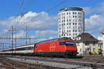 Re 460 095-3 durchfährt den Bahnhof Pratteln.