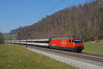 Re 460 046-6 fährt Richtung Bahnhof Tecknau.