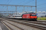 Re 460 048-2 durchfährt den Bahnhof Rupperswil.