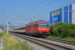 Re 460 002-9 fährt Richtung Bahnhof Itingen.