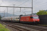 Re 460 015-1 durchfährt den Bahnhof Gelterkinden.