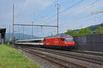 Re 460 095-3 durchfährt den Bahnhof Gelterkinden.