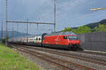 Re 460 077-1 durchfährt den Bahnhof Gelterkinden.