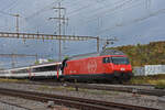 Re 460 026-8 durchfährt den Bahnhof Pratteln.