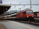 Die Re 460 046-6 wartet mit ihrem IC in Olten am 1.7.2007 auf die Abfahrt nach Zrich HB.