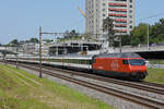 Re 460 075-5 fährt Richtung Bahnhof Muttenz.