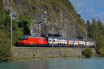 Re 460 067-2 hat am 22.09.2021 eine R3 erhalten und fährt hier Richtung Bahnhof Interlaken West.