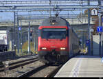 SBB - 460 056-5 mit IR bei der durchfart im Bhf.