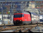 SBB - 460 086-2 mit IR beim verlassen des Bhf. Burgdorf am 31.10.2021 .. Standort des Fotografen ausserhalb der Geleisanlagen