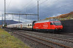 Re 460 067-2 durchfährt den Bahnhof Gelterkinden.