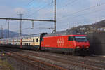 Re 460 054-0 durchfährt den Bahnhof Gelterkinden.