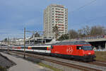 Re 460 026-8 fährt Richtung Bahnhof Muttenz.